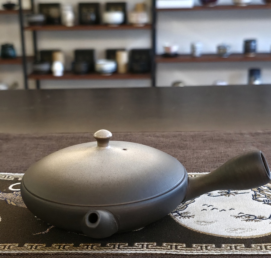Kurobokashi Kyusu Teapot by Junzo Maekawa